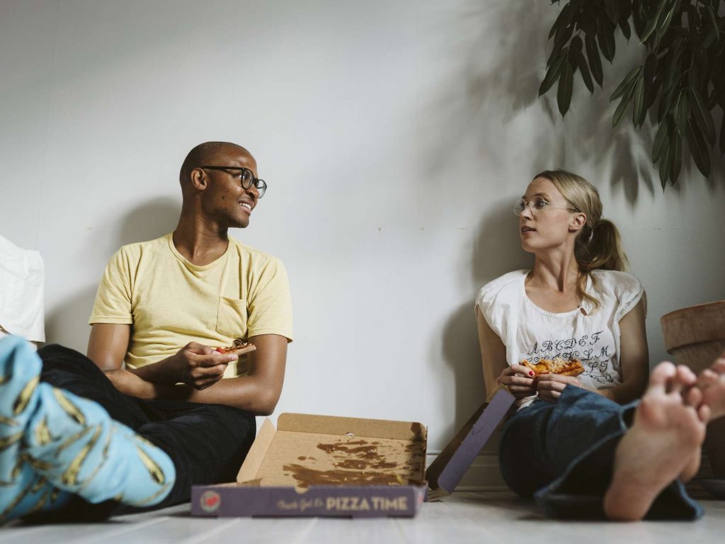 kille och tjej äter flyttpizza