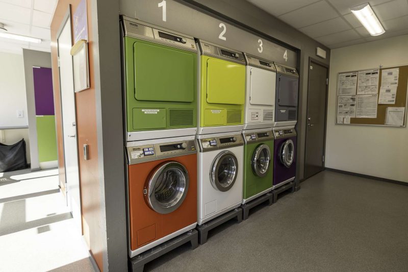 färgglada tvättmaskiner på Irrblosset