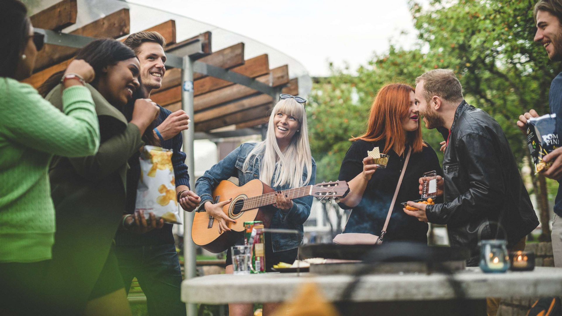 människor har fest ute.