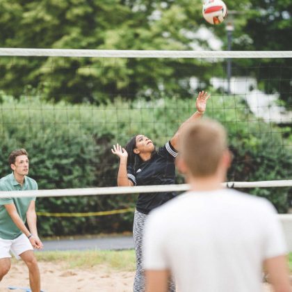 studenter spelar volleyboll
