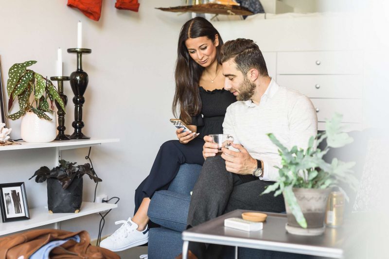 tjej och kille tittar i mobil